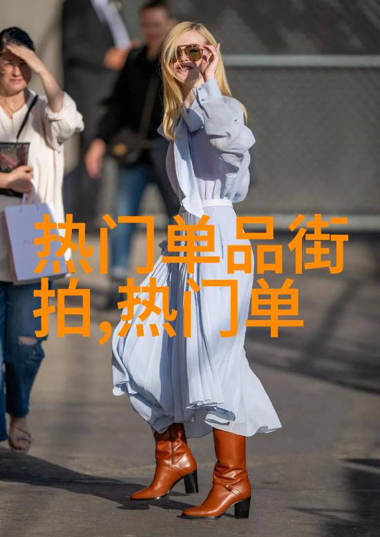 时尚界的航空母舰李一桐穿梭在机场的街头 catwalk 上她那风衣和衬衫的搭配就如同口罩遮面的面具一