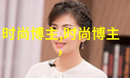 春季时尚穿搭42岁女士简约风格短裤与卫衣组合图